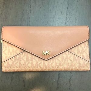 Light pink MK logo leather wallet